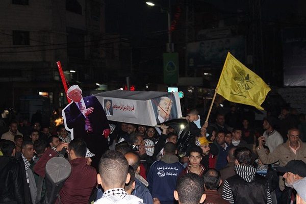 “فتح شرق غزة” تنظم وقفة احتجاجية تنديداً بالقرار الأمريكي حول القدس الشريف