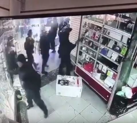 بالفيديو … شرطة الشغب الإيراني تسرق المنشآت والمواطنين يتوعدون