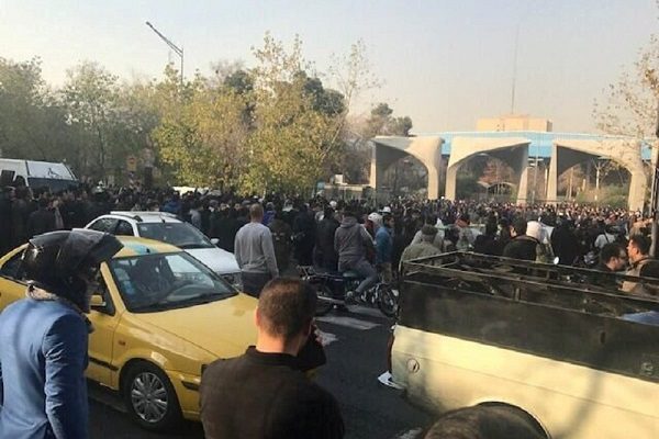 رسمياً .. “البيت الأبيض” يعلن دعمه للمتظاهرين في إيران