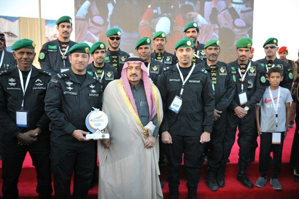 “أمير الرياض” يكرم الطيران الأمني في الحرس الملكي