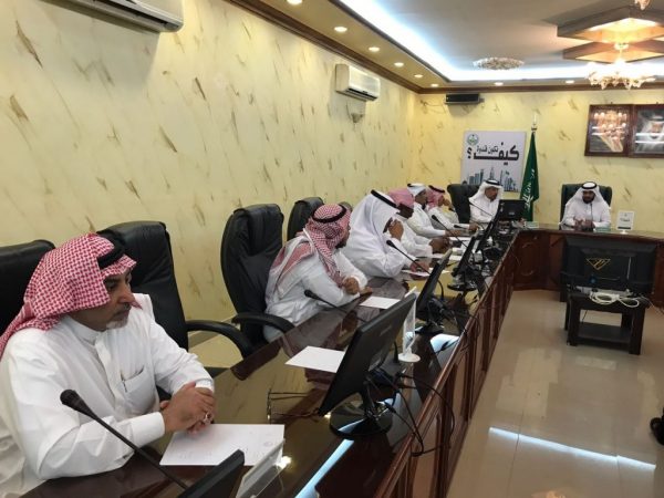 محافظ رنية المكلف يناقش زيارة سمو أمير مكة مع أعضاء المجلس المحلي و مديري الإدارات الحكومية