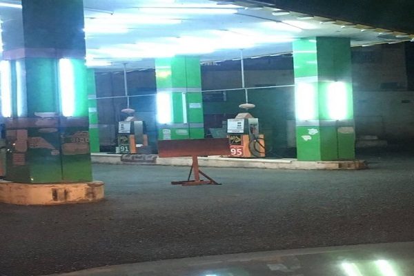 محطات الوقود بـ”رجال ألمع” تمتنع عن تزويد المركبات بالوقود