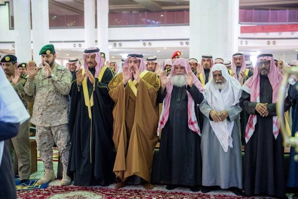 “أمير القصيم” يؤدي صلاة الميت على الشهيد سعود الحربي