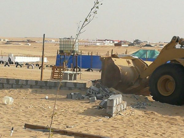 بلدية غرب الدمام تزيل 12 موقع من المخيمات والأحواش العشوائية على طريق الدمام الرياض