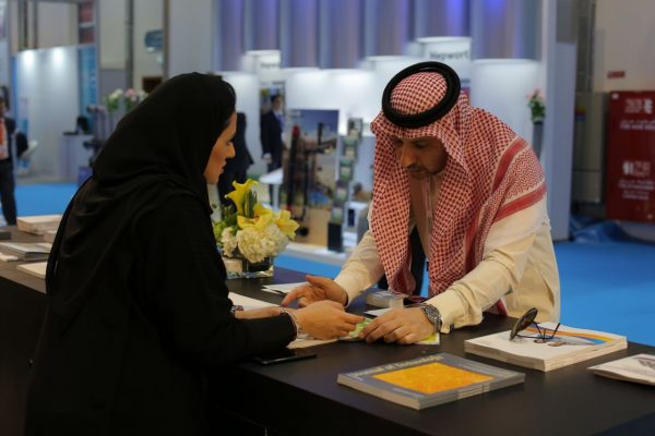 “العلوم والتقنية” تعرض جهودها في تقنيات الطاقة المستدامة بأسبوع أبو ظبي للاستدامة  