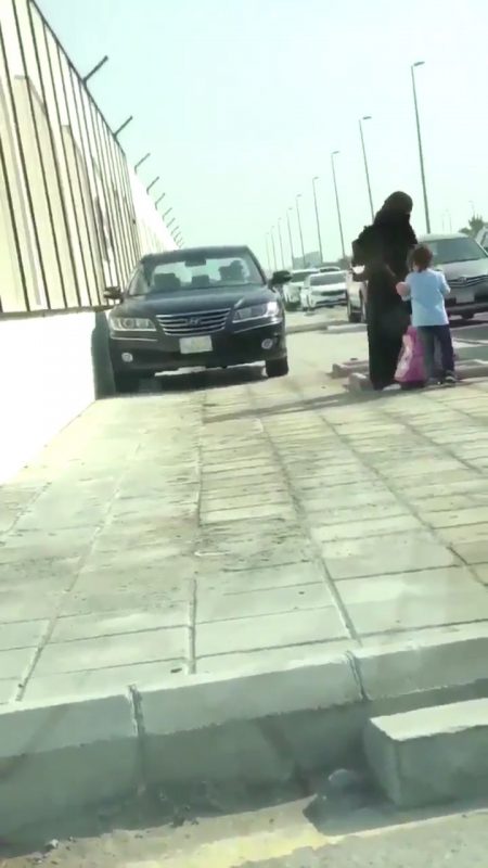 القبض على قائد السيارة الذي قاد مركبته على رصيف ممشى بـ”جدة”