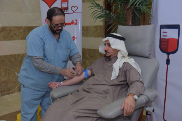مدير جامعة الباحة يدشّن حملة التبرع بالدم “دماؤنا ترخص لكم”