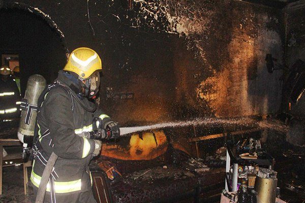 وفاة سيدة وإخلاء عمارة سكنية بـ”مكة المكرمة” جراء حريق اندلع فيها