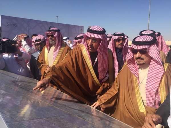 “أمير الرياض” يفتتح المرحلة الثانية من مشروع تطوير طريق الأمير تركي الأول