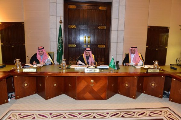 أمير الرياض يرأس جلسة المجلس ويناقش عدد من المواضيع
