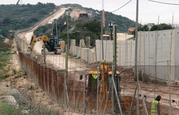 الاحتلال الإسرائيلي يواصل بناء جدار فاصل عن لبنان في أراض متنازع عليها