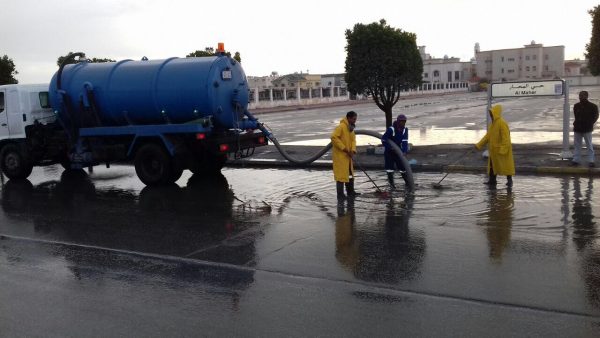 “بلدية القطيف” : 60 مضخة و42 مراقبا لسحب مياه الأمطار