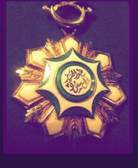 منح وسام الملك عبدالعزيز من الدرجة الأولى لثلاث شخصيات تقديرًا لمجهوداتهم