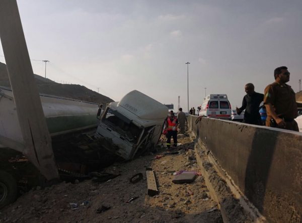 إصابة 4 أشخاص إثر تصادم سيارة بشاحنة في “جدة “
