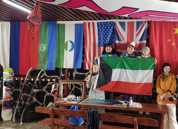 نشطاء شيشان يرفعون العلم الكويتي فوق قمة جبل البروس في “القوقاز”