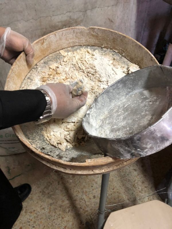 “بلدية العويقيلة” تضبط مخبز مغلق مليء بالقوارض والفئران