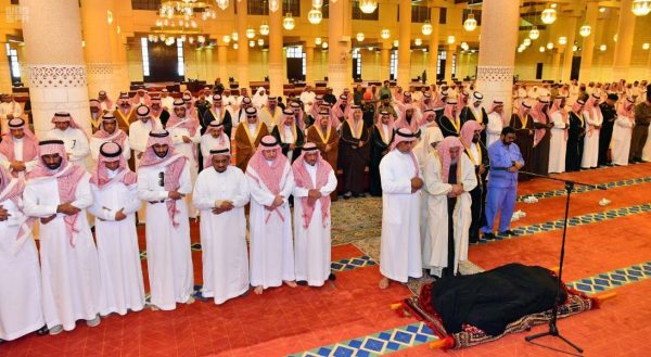 أمير الرياض يؤدي صلاة الميت على والدة الأمير فيصل بن فهد بن محمد بن عبدالعزيز