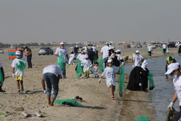 أكثر من 250 متطوع ومتطوعة من جمعية مهندسي البترول يساهمون في نظافة شاطئ العزيزية