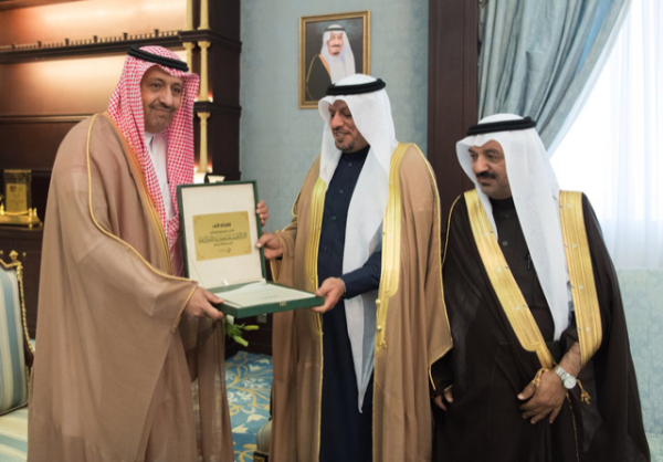 الأمير حسام بن سعود يتسلم التقرير السنوي لأنشطة الغرفة التجارية بالباحة