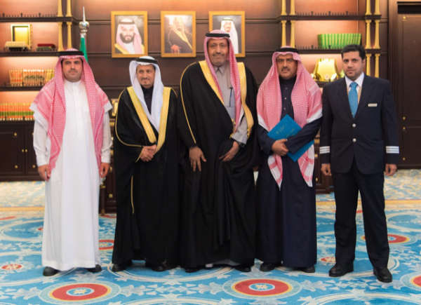 ” أمير  الباحة ” يتسلم التقرير السنوي لمكتب الخطوط السعودية بالمنطقة