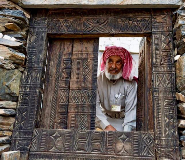 جمال “قرية الباحة التراثية” يخلق جواً من المنافسة بين المصورين