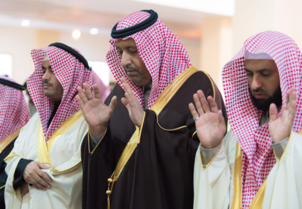 ” أمير الباحة ” يتقدم جموع المصلين لأداء صلاة الإستسقاء