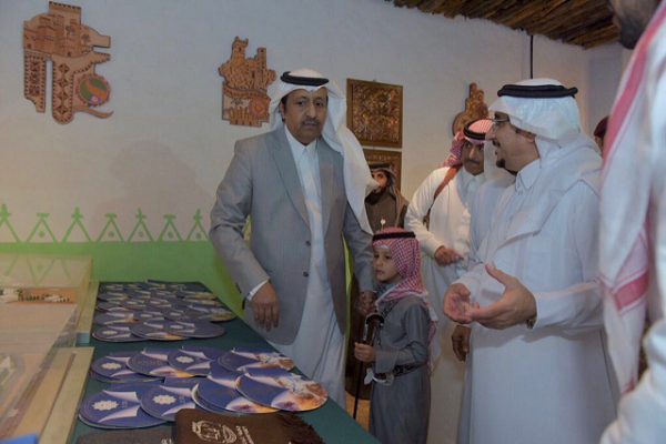 “أمير الباحة” يزور قرية الباحة التراثية ويفتتح الصالة التفاعلية