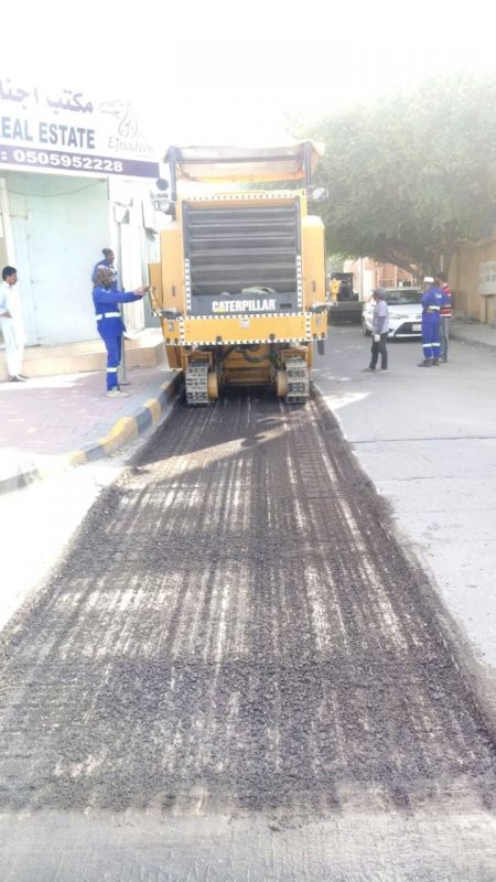 بلدية الجبيل تعيد سفلتة وردم الحفر في بعض شوارع أحياء المحافظة