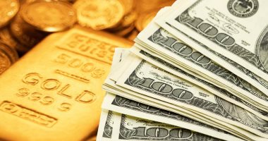 الذهب يواصل خسارته للجلسة الثالثة على التوالي مع ارتفاع الدولار