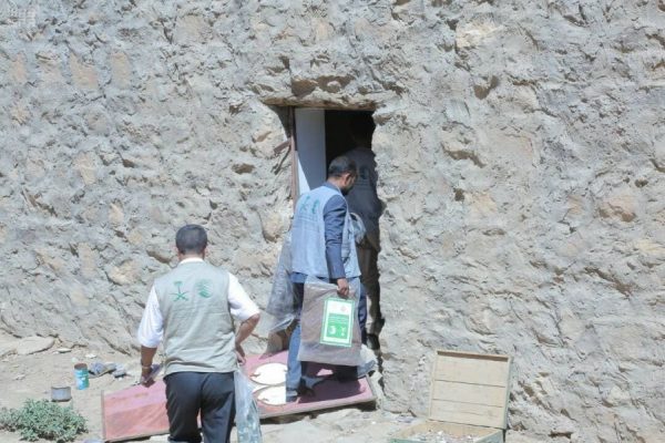 مركز الملك سلمان للإغاثة يوزع مواد إيوائية للنازحين في مديرية نهم ومسورة وقرى وادي الملح في صنعاء