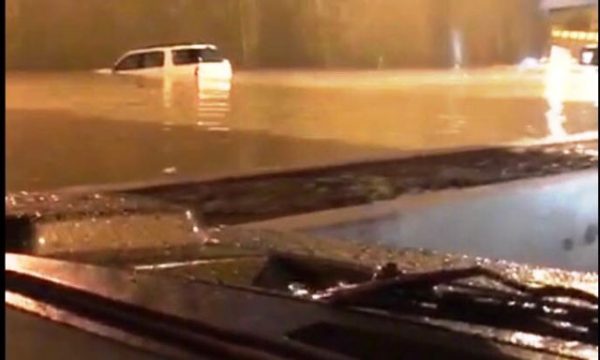 بالفيديو.. هطول أمطار غزيرة على الرياض وإغلاق بعض الطرق والدفاع المدني يحذر