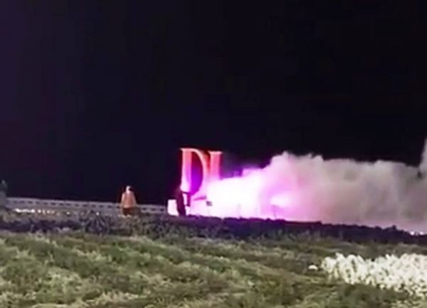بالفيديو.. اندلاع حريق بمهرجان “موج وزهر” في ضباء
