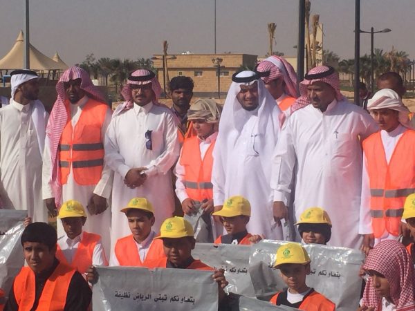 طلاب المدارس يشاركون أمانة الرياض في تنظيف الحدائق