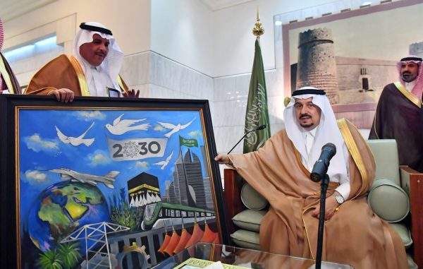 الأمير”فيصل بن بندر” يستقبل الطلاب والمعلمين المتميزين من منسوبي تعليم الرياض
