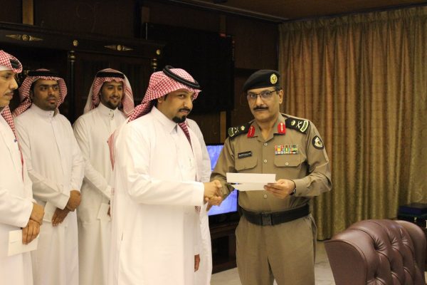 “مدير شرطة الرياض” يُكرِّم ضباط وأفراد  اكتشفوا غموض قضايا جنائية مهمة