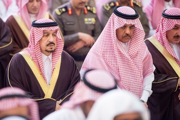 أمير الرياض ونائبه يؤديان صلاة الميت على الأمير محمد بن عبدالعزيز بن عياف
