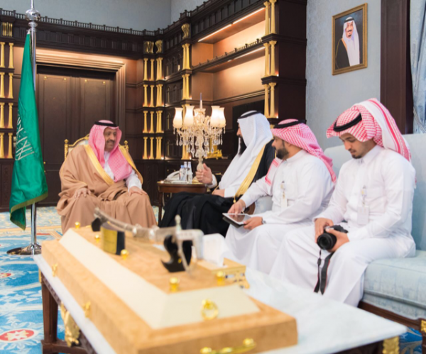 أمير الباحة يطلع على مميزات الجيل الثالثة للهوية الوطنية