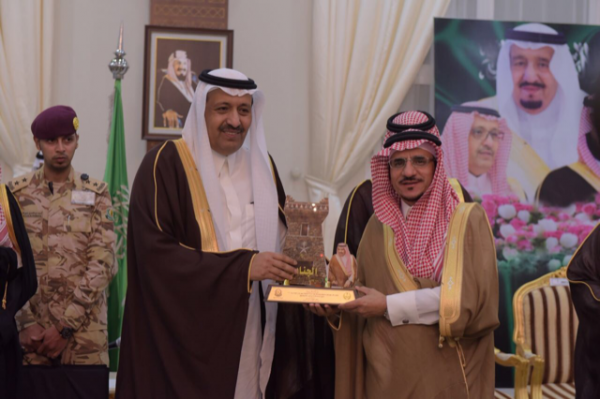“أمير الباحة” يُكرم جامعة الباحة نظير مشاركتها بمهرجان الجنادرية 32