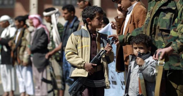 ميليشيات الحوثي تجعل الأطفال دروع بشرية وزارعيّ ألغام في جبهات القتال