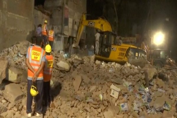 مقتل وإصابة “12” شخصاً في انهيار فندق وسط الهند