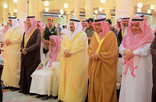 “أمير الرياض ” يؤدي صلاة الميت على والدة الأمير حسان بن مساعد بن عبدالرحمن بن عبدالعزيز