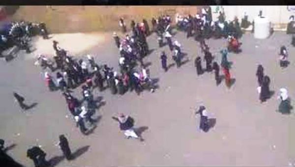 بالفيديو..حوثيون يقتحمون مدرسة بنات في “اليمن”..مطالبين بترديد”الصرخة الحوثية”