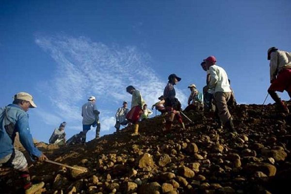 مصرع “14” شخصاً جراء انهيار أرضي في منجم لليشم في ميانمار