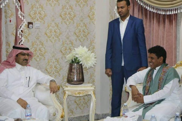 محافظ المهرة يستقبل السفير السعودي لدى اليمن بمطار الغيضة الدولي