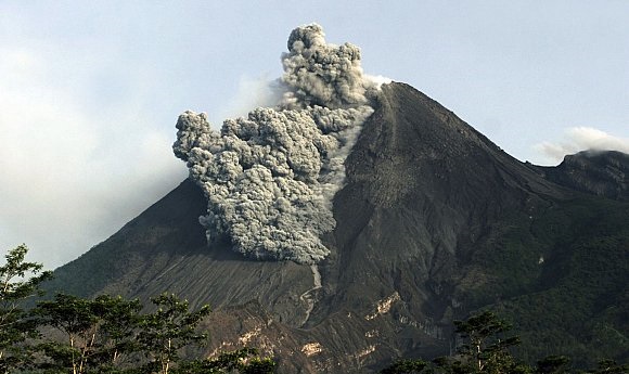 بركان جبل ميرابي في جزيرة جاوة الإندونيسية يثور من جديد