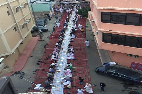أهالي حي العقيق بالطائف يقيمون إفطاراً جماعياً عن شهداء الواجب