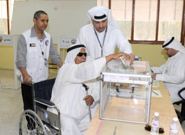 الكويتيون يتوجهون إلى صناديق الاقتراع لانتخاب أعضاء المجلس البلدي 2018