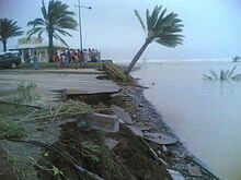 بالفيديو: إعصار ميكونو يضرب عمان .. والسلطات تحذر المواطنين