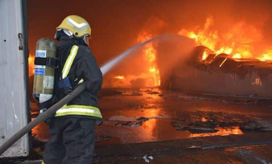 بالفيديو.. مدني جدة يباشر حريق مصنع للبلاستيك بحي التحلية