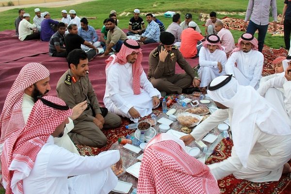 بلدي النعيرية ينظم إفطاراً جماعياً للجاليات المسلمة بالمحافظة